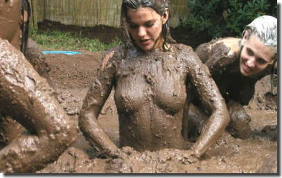 女同士が泥レスリングでファイトしてる海外泥レス画像集 ④