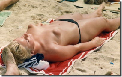 ぷっくりな乳輪をヌーディストビーチで発見したエロ画像 ①