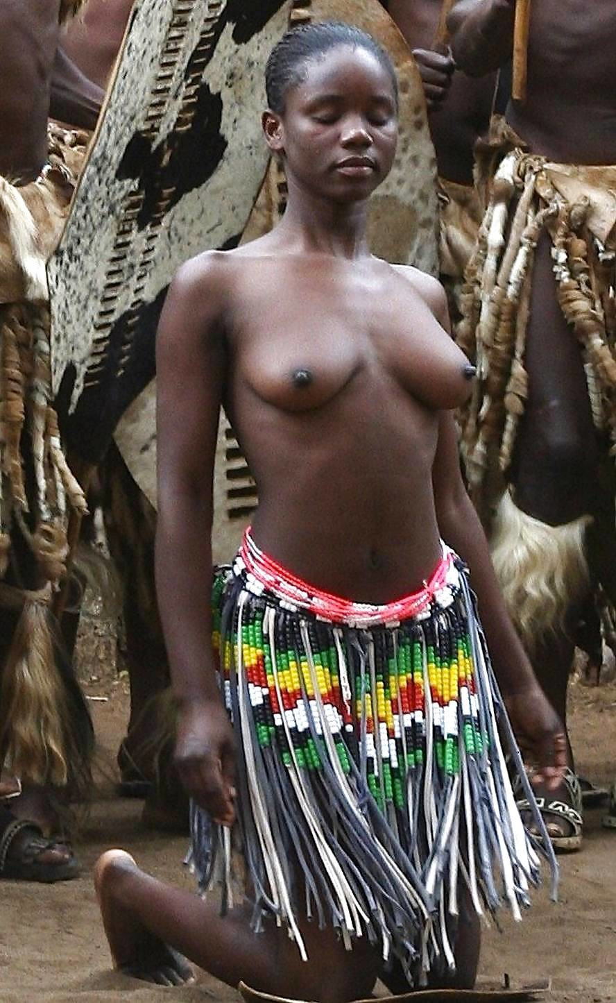 部族　裸 
