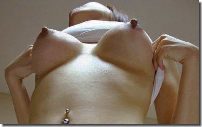 巨乳をローアングルから見上げた下乳おっぱいのエロ画像 ②