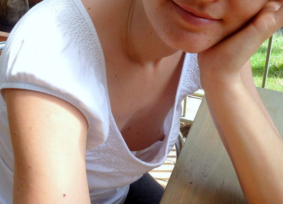 ノーブラ 胸チラ 白人女性 乳首 ポロリ エロ画像
