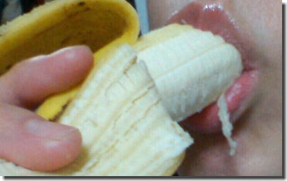 バナナで擬似フェラ！果物をいやらしく食べてるエロ画像 ①