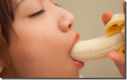 バナナで擬似フェラ！果物をいやらしく食べてるエロ画像 ②