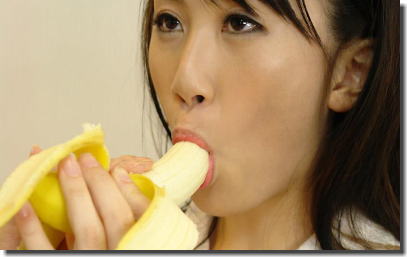 バナナで擬似フェラ！果物をいやらしく食べてるエロ画像 ③