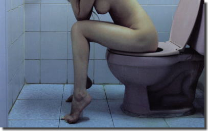 爪先立ちでおしっこ！洋式トイレの放尿あるあるエロ画像 ③