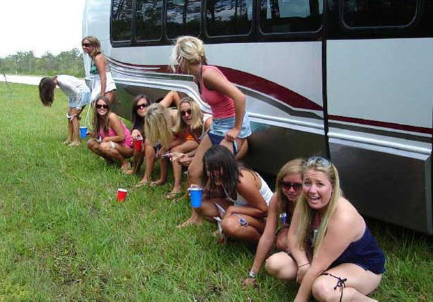 女友達と野外で連れションしてる放尿グループのエロ画像
