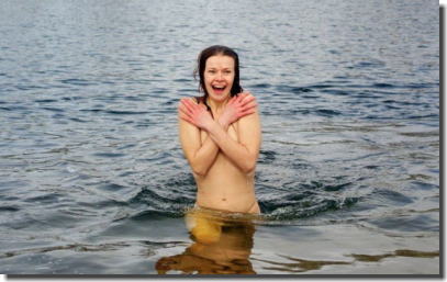 海外の寒中水泳がヤバイ！真冬の川に全裸や半裸で挑む画像 ④