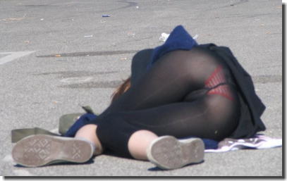泥酔女性が路上やベンチで爆睡してる飲酒事後のエロ画像 ①