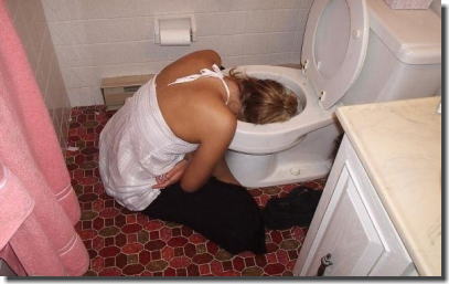 飲み過ぎた酔っぱらい外国人がトイレを占領中のエロ画像 ②