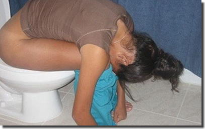 飲み過ぎた酔っぱらい外国人がトイレを占領中のエロ画像 ③
