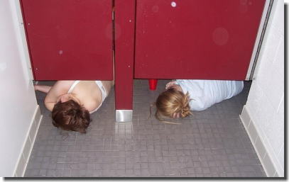 飲み過ぎた酔っぱらい外国人がトイレを占領中のエロ画像 ④