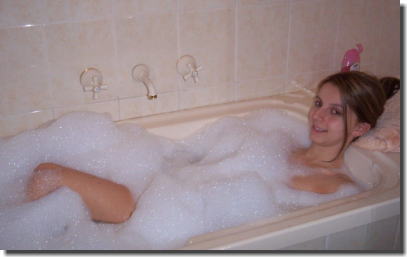 外国人が泡風呂で泡まみれになってるバブルバスのエロ画像 ①