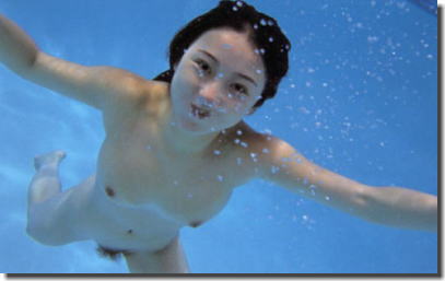 全裸の女性が水中で揺らめくウォーターヌードのエロ画像 ③