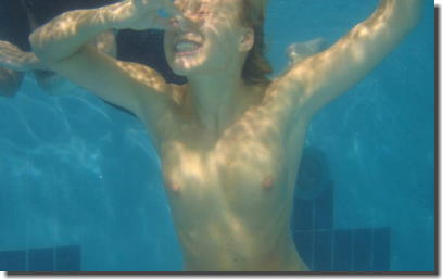 全裸の女性が水中で揺らめくウォーターヌードのエロ画像 ④