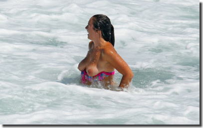 水着外国人の乳首ポロリハプニングオンザビーチなエロ画像 ④