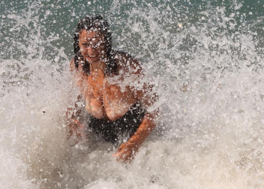 水着外国人の乳首ポロリハプニングオンザビーチなエロ画像