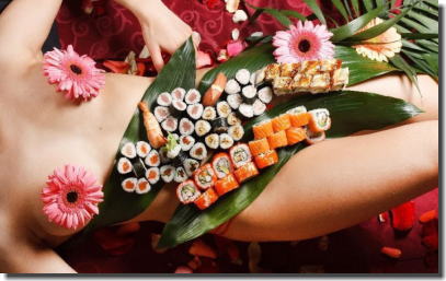 全裸の女性に寿司や刺し身を盛り付ける女体盛りのエロ画像 ①