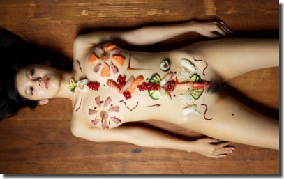 全裸の女性に寿司や刺し身を盛り付ける女体盛りのエロ画像 ②