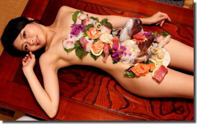 全裸の女性に寿司や刺し身を盛り付ける女体盛りのエロ画像 ④