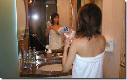お風呂上がりにドライヤーで髪を乾かしているエロ画像 ②