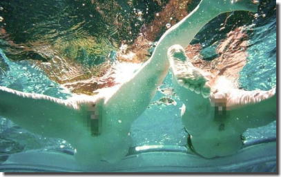 おっぱいやマンコを水中カメラで撮影した神秘的なエロ画像 ①