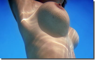 おっぱいやマンコを水中カメラで撮影した神秘的なエロ画像 ④