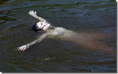 海面・水面に全裸の外国人が浮くフロートヌードのエロ画像 ①