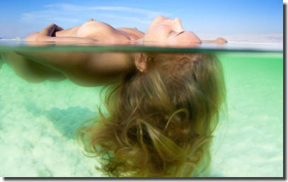 海面・水面に全裸の外国人が浮くフロートヌードのエロ画像 ②
