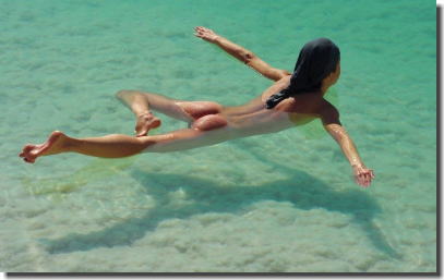 海面・水面に全裸の外国人が浮くフロートヌードのエロ画像 ④