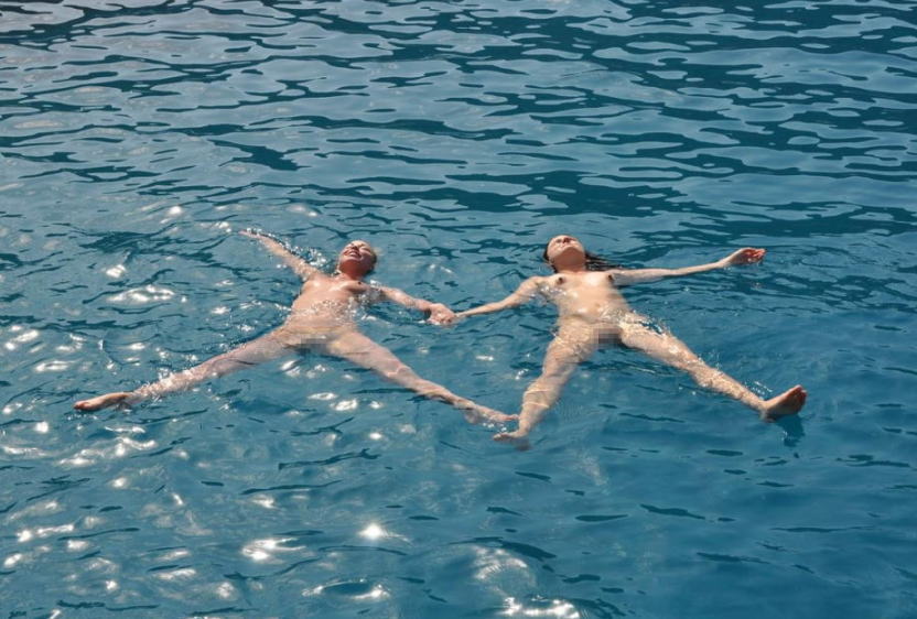 海面・水面に全裸の外国人が浮くフロートヌードのエロ画像