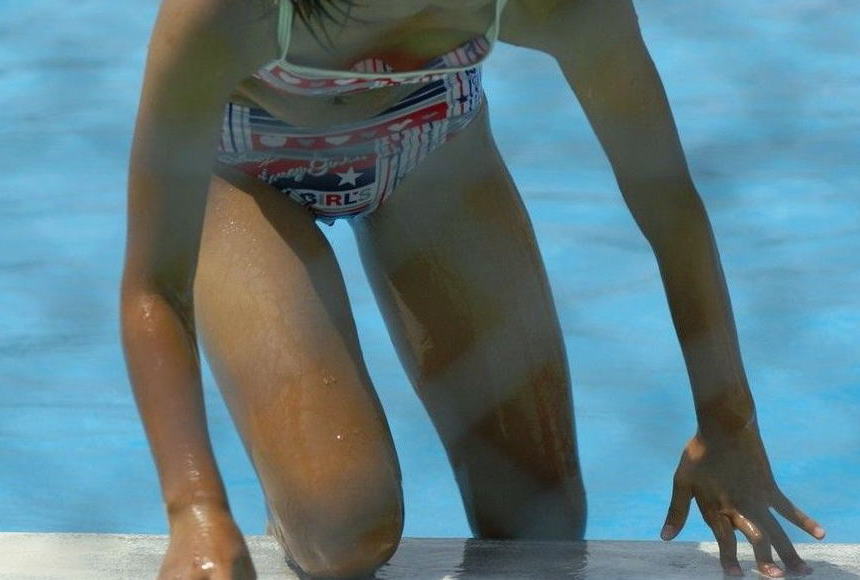 ビキニ・競泳水着・スク水がプールサイドに上がるエロ画像