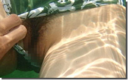 水着からおっぱいやマンコがポロリした水中のハプニング画像集 ③