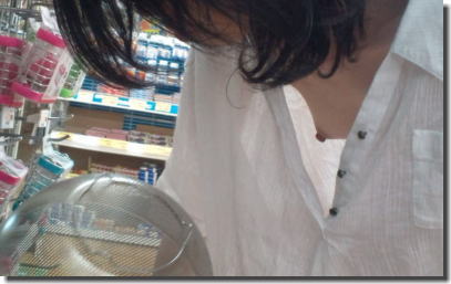 デパート・スーパーで買い物する女性客の店内胸チラエロ画像 ④