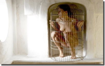 外国人女性が鳥かご型の檻で監禁・飼育されているエロ画像 ①