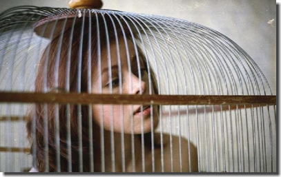 外国人女性が鳥かご型の檻で監禁・飼育されているエロ画像 ②