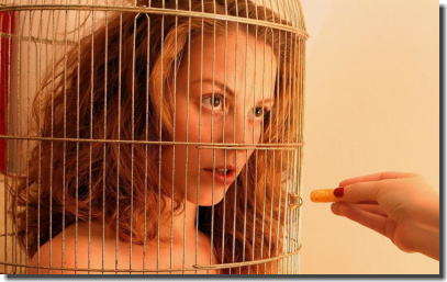 外国人女性が鳥かご型の檻で監禁・飼育されているエロ画像 ④