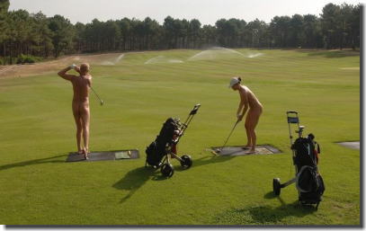 全裸ゴルフを楽しむヌードゴルファーのエロ画像 ③