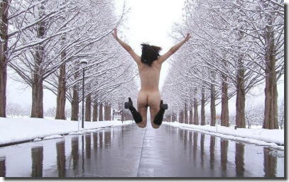 全裸で飛ぶ女性！ジャンピングヌードのエロ画像 ①