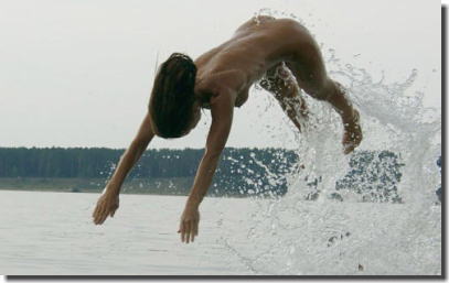 全裸で飛ぶ女性！ジャンピングヌードのエロ画像 ③