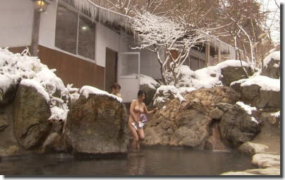 雪・露天風呂・全裸女性で冬の温泉に思い巡らすエロ画像 ①