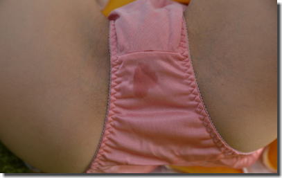女性のパンツを接写したドアップな股間のエロ画像 ③