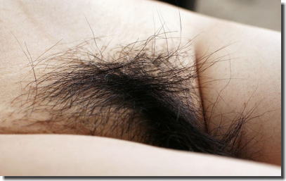 自然な陰毛が魅力的な日本人女性のマン毛画像 ①