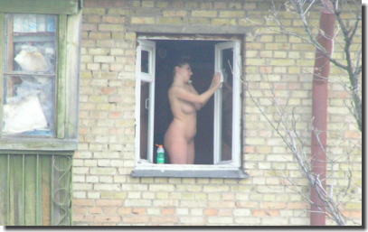 外国人のセックスなどを窓の外から盗撮したエロ画像 ②