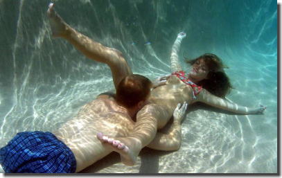 水中クンニがスゴイ！プールや海でマンコ舐めてるエロ画像 ④