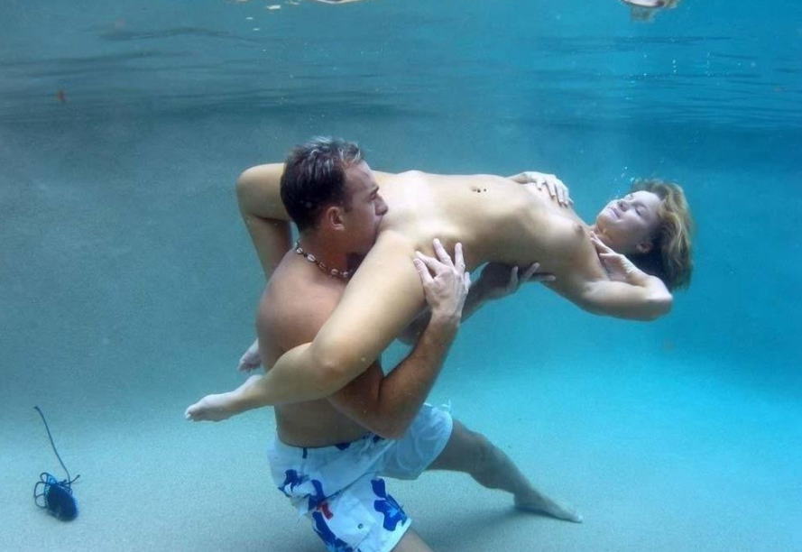 水中 クンニ プール 海 マンコ 舐める エロ画像