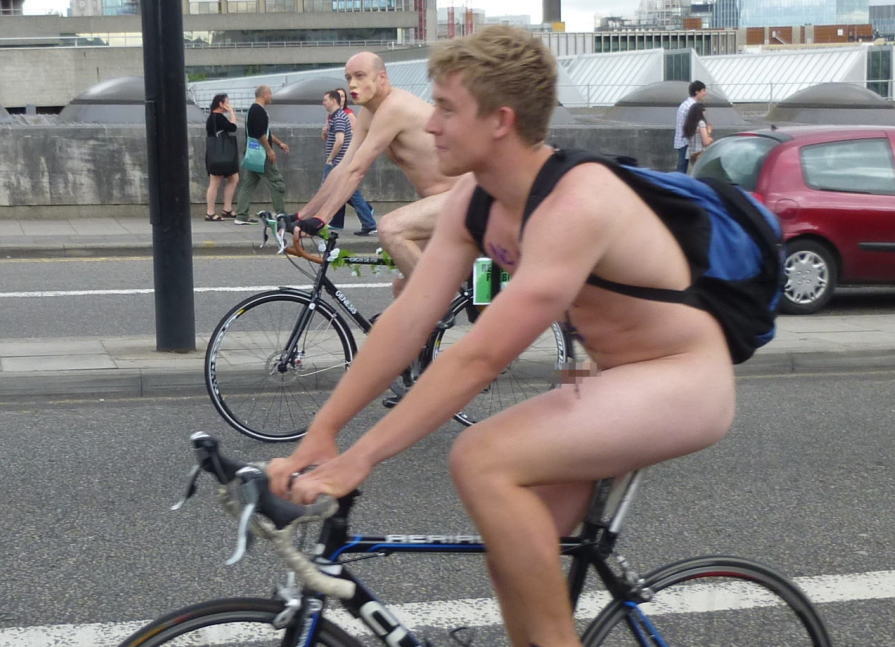 女子目線・ゲイ目線で見る全裸サイクリング男子のエロ画像