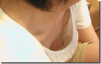 貧乳がノーブラで胸チラしている乳首100％のエロ画像 ②
