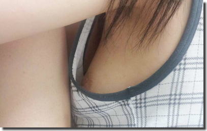 貧乳がノーブラで胸チラしている乳首100％のエロ画像 ④