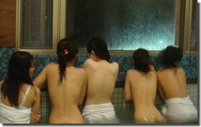 女子がお風呂でおふざけしたり記念写真を撮影しているエロ画像 ①