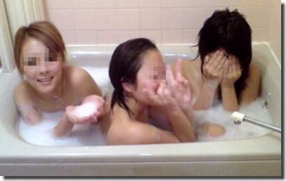 女子がお風呂でおふざけしたり記念写真を撮影しているエロ画像 ④